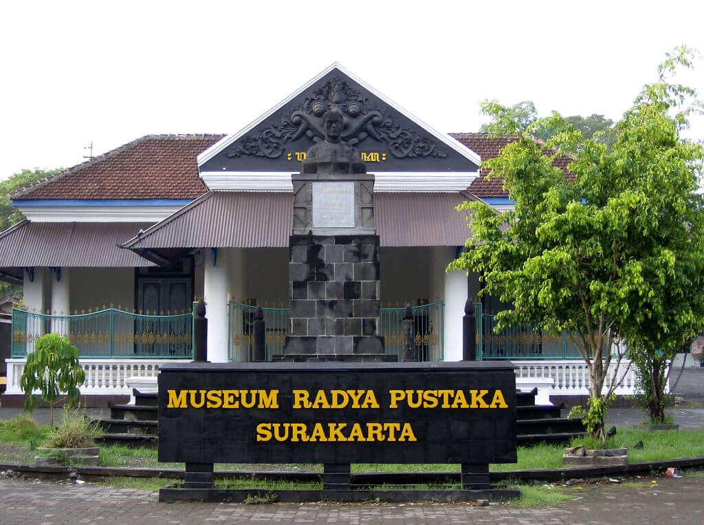Surakarta : Surakarta :